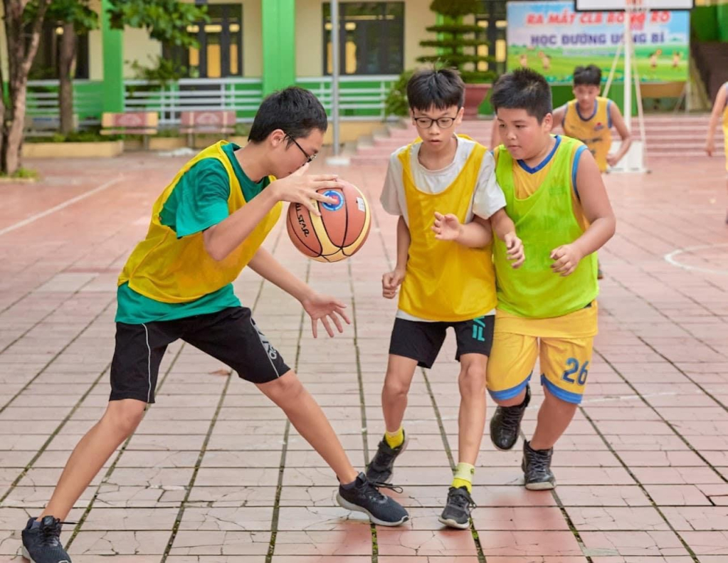 Học sinh Trường Tiểu học Yên Thanh tham gia các hoạt động thể chất ngoài trời. Ảnh Nguyễn Thanh (Phòng và Đào tạo TP. Uông Bí)